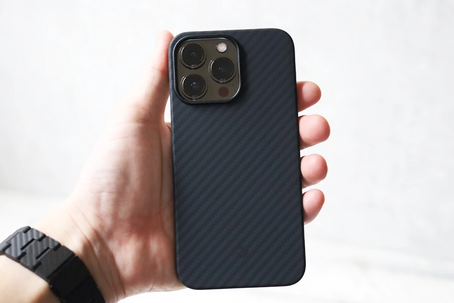 iPhone 13 PRoのPITAKA MagEZ Case 2を手にもつ