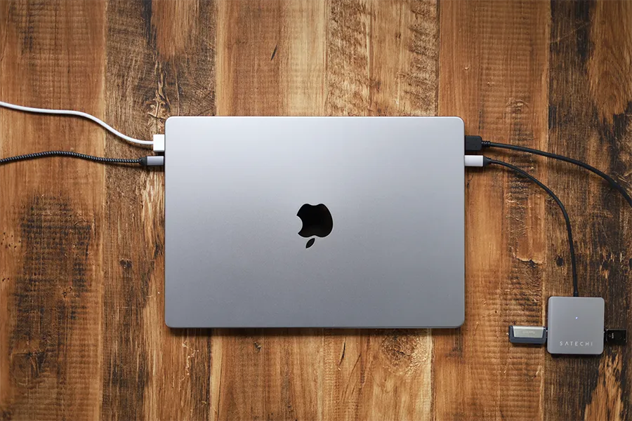 新型MacBookはSatechi 4ポート USB-C データハブやMagSafeの充電を併用できる
