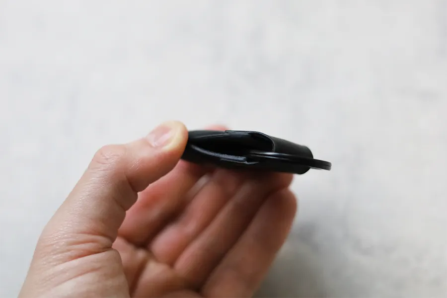 NOMAD AirTag レザー『キーチェイン』ケースの隙間を開ける