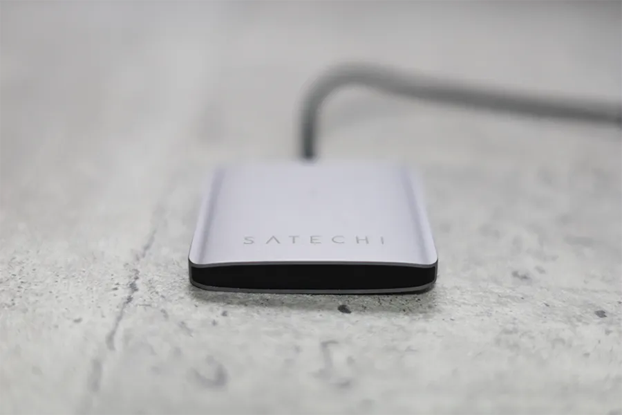 Satechi 4ポート USB-C データハブの正面側面はポートなし