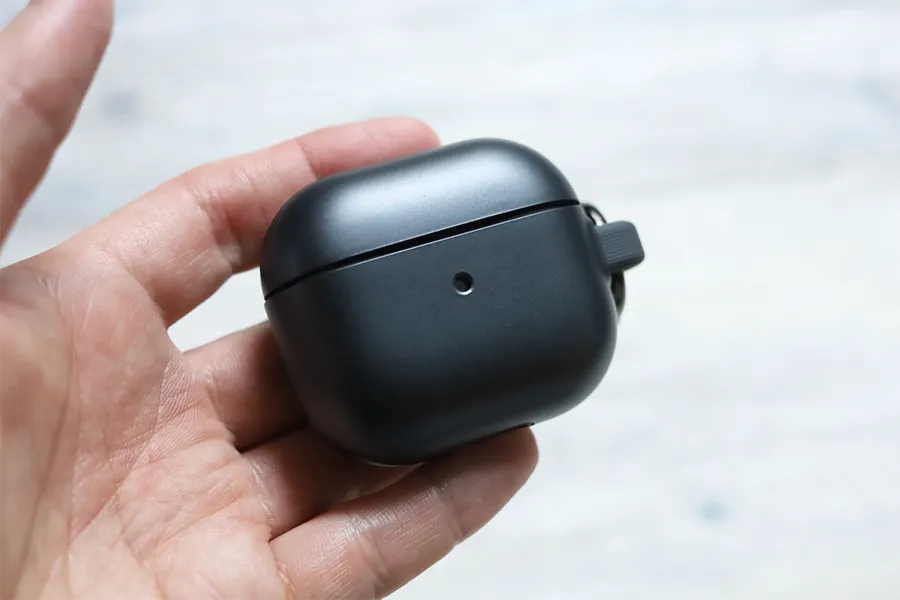 AirPods 3ケースのCaseologyはメタリックな感じ