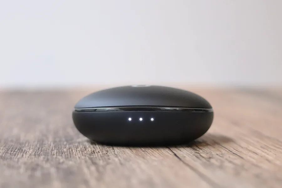 Anker Soundcore Liberty 3 Proの前面のLEDインジケータ