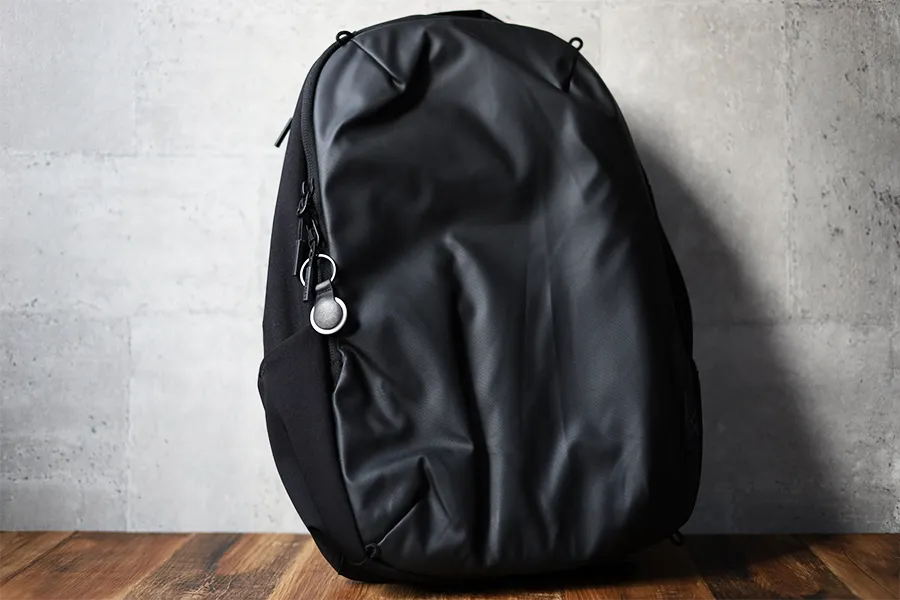 NOMAD AirTagレザー『ループ』をバックパックに装着した