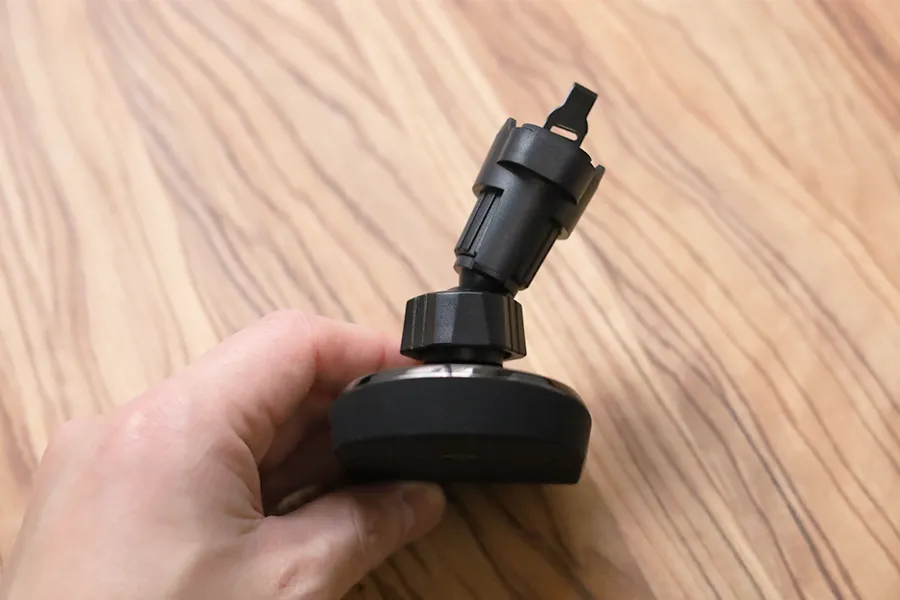 PITAKA MagEZ Car Mount Proは横に可動がある