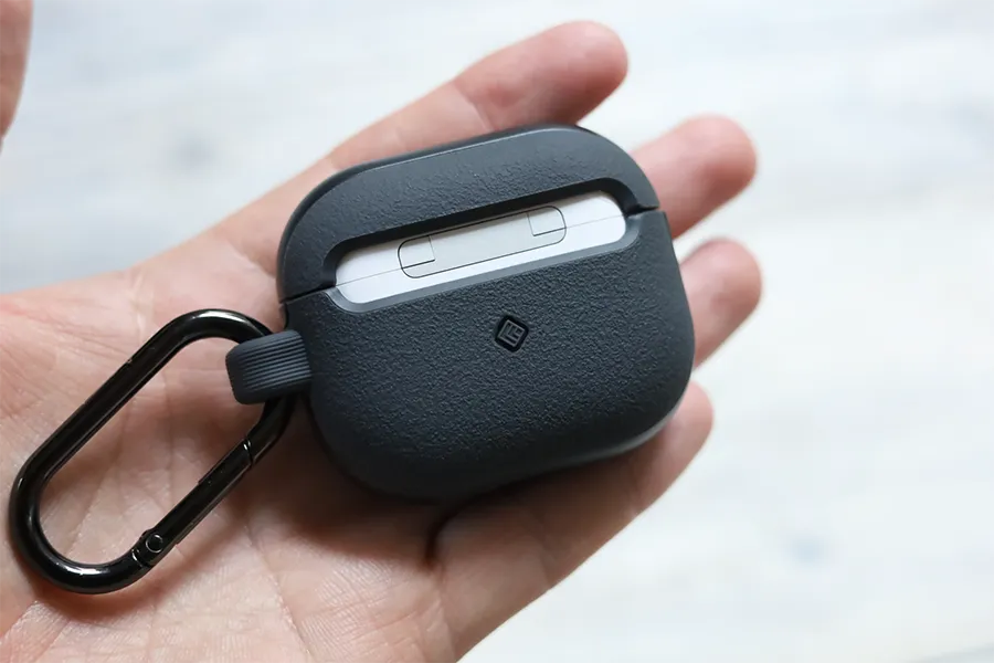 AirPods 3ケースのCaseologyの背面はザラつきあり
