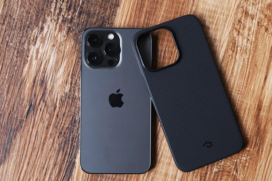 iPhone 13 Pro PITAKA Air CaseをiPhone 13 Proに装着する