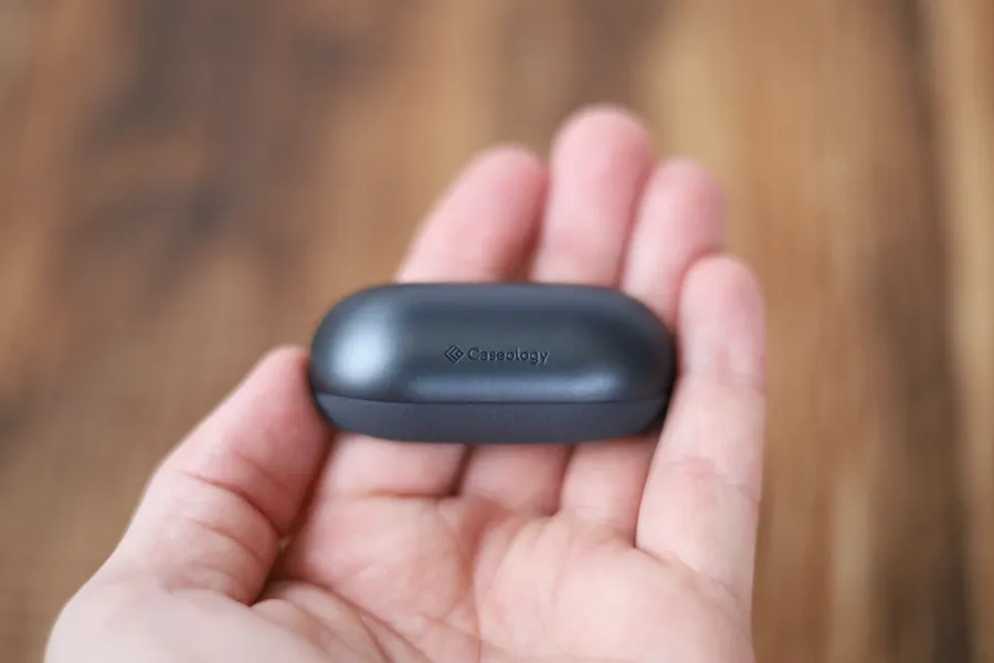 AirPods 3ケースのCaseology上部にロゴ