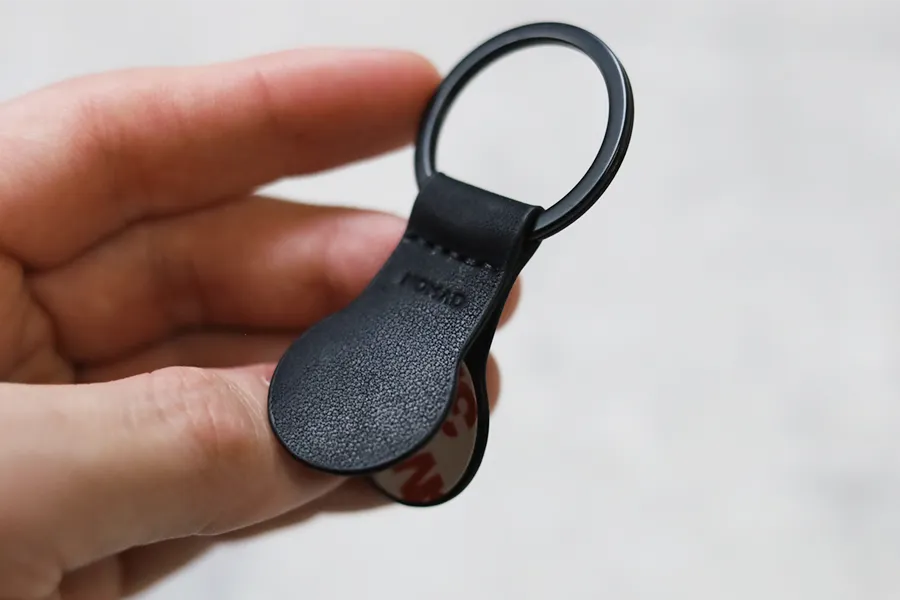 NOMAD AirTag レザー『ループ』ケースの隙間を開ける