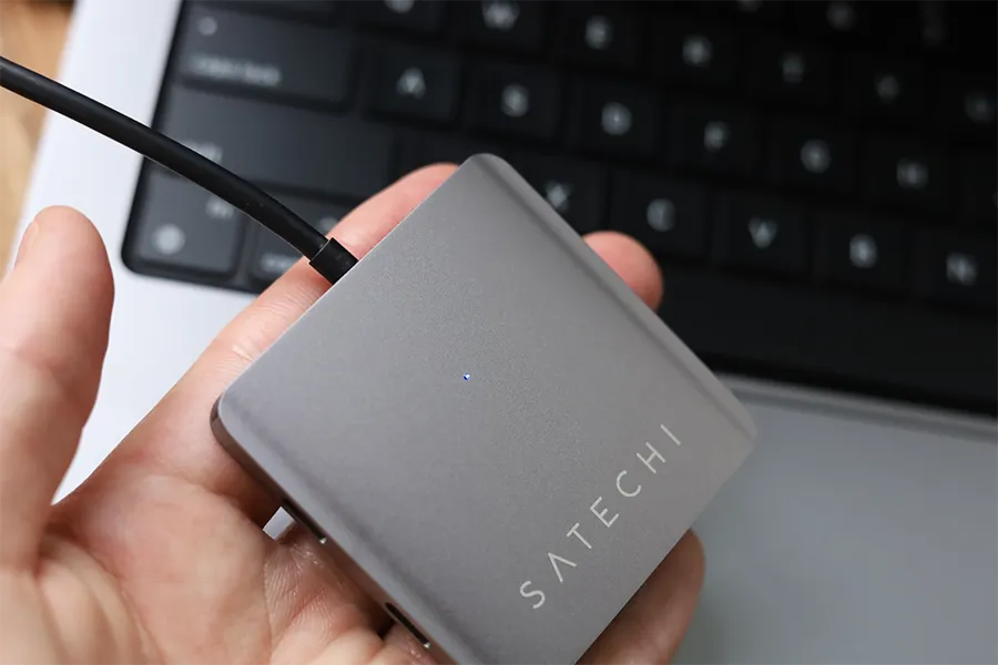 Satechi 4ポート USB-C データハブのLEDは青い