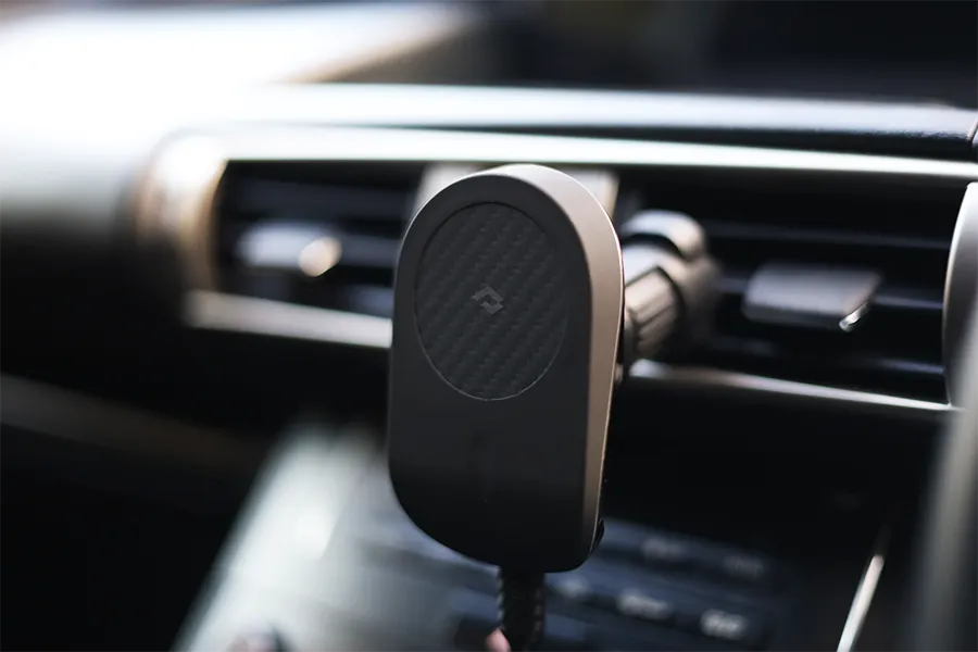 PITAKA MagEZ Car Mount Proはいい感じの距離感