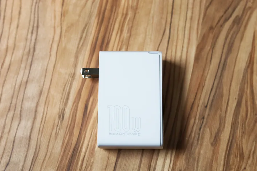 Baseus GaN2 Pro Quick Chargerのプラグを出した状態