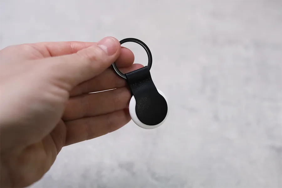 NOMAD AirTag レザー『ループ』ケースを装着すると端からAirTagがちょこんと出る感じ