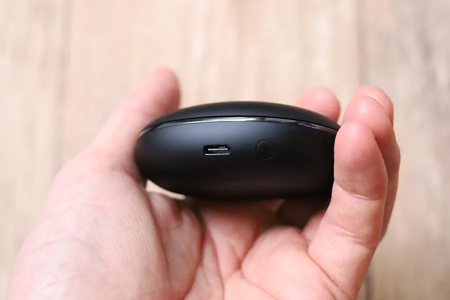 Anker Soundcore Liberty 3 Proのポートとペアリングボタン