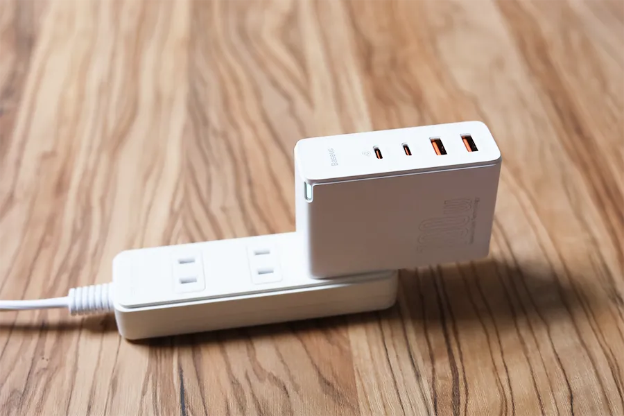 Baseus GaN2 Pro Quick Chargerを延長コードに挿すと結構サイズが大きくみえる