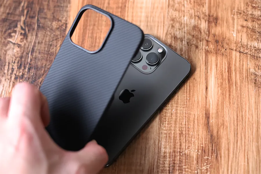 iPhone 13 Pro PITAKA Air Caseは簡単にiPhoneにはまる