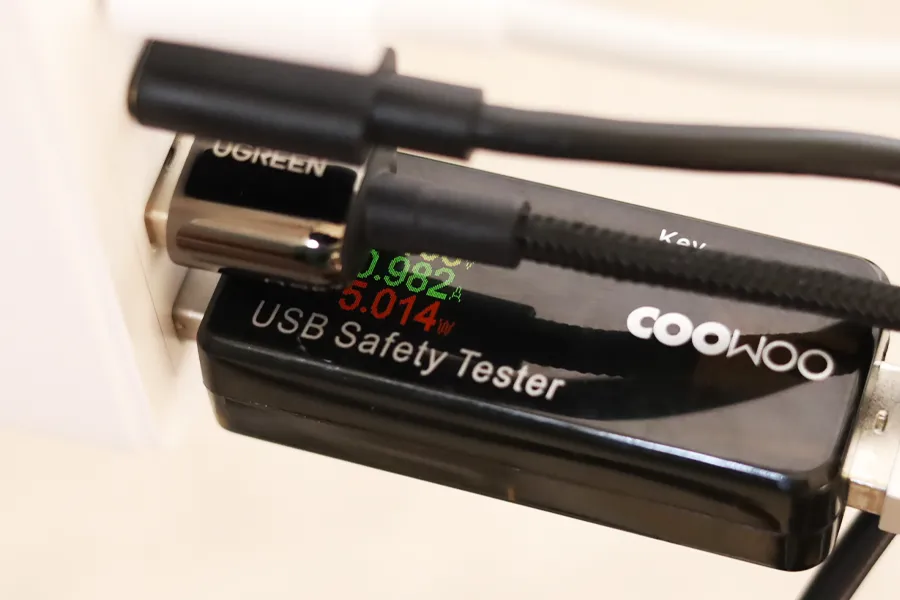 Baseus100W充電器で4台同時充電時のiPhone