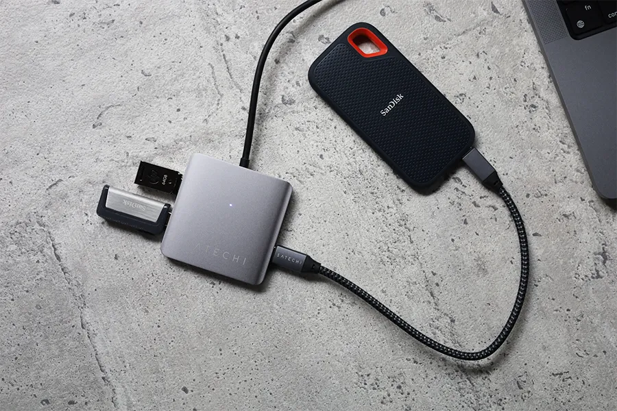 Satechi 4ポート USB-C データハブと外付けを一緒につけてデータを移動させることが可能