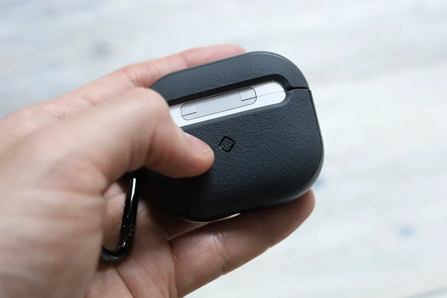 AirPods 3ケースのCaseologyに入れてもペアリングボタンは押せる