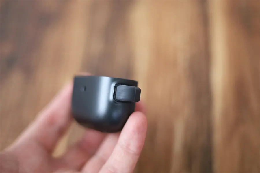 AirPods 3ケースのCaseology側面のカラビナ引っ掛ける部分
