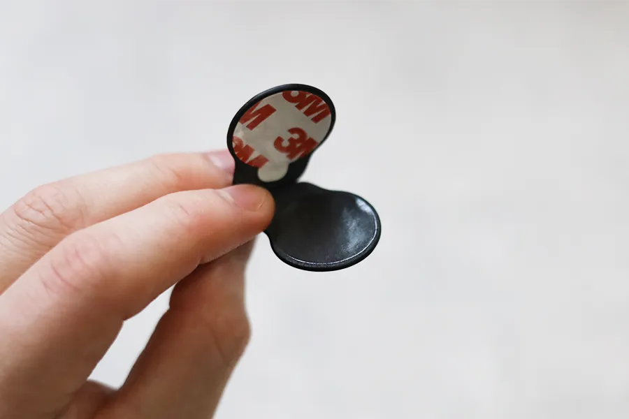 NOMAD AirTag レザー『ループ』ケースの3Mのシートを取るとテープが登場