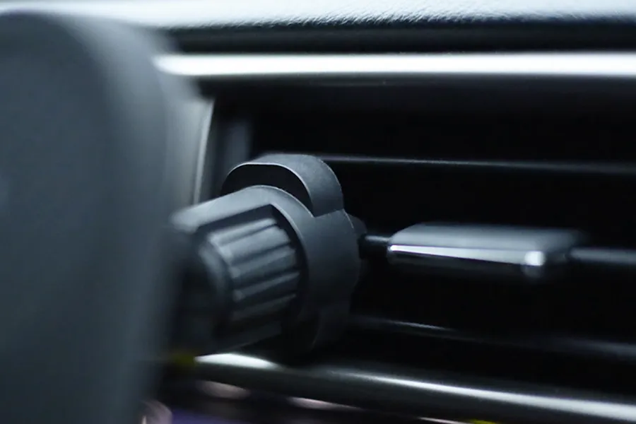 PITAKA MagEZ Car Mount Proは横向き空調にガッツリ装着できる