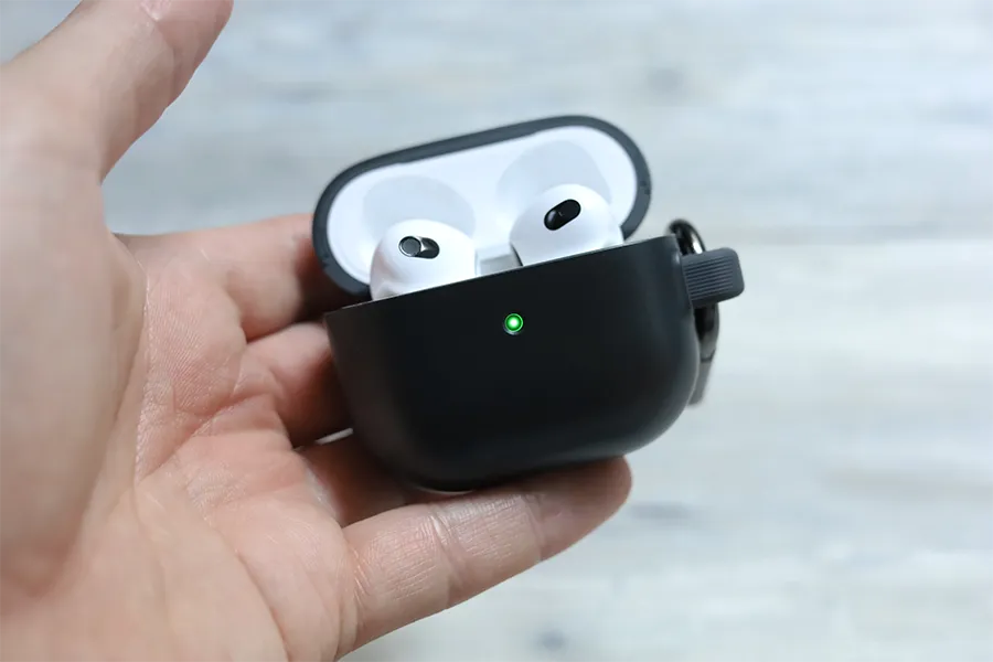 AirPods 3ケースのCaseologyを開くとしっかりライトがわかる