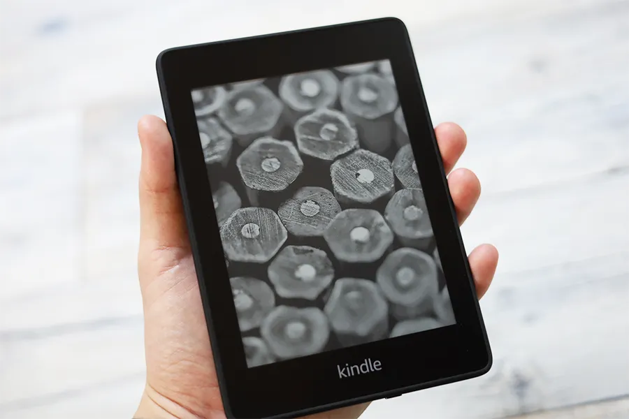 Kindle Paperwhiteのシグニチャーエディション第10世代を手に持った感じ