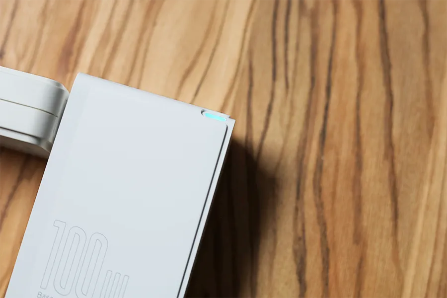 Baseus GaN2 Pro Quick Chargerをプラグで挿すとLEDインジケーターが転倒する