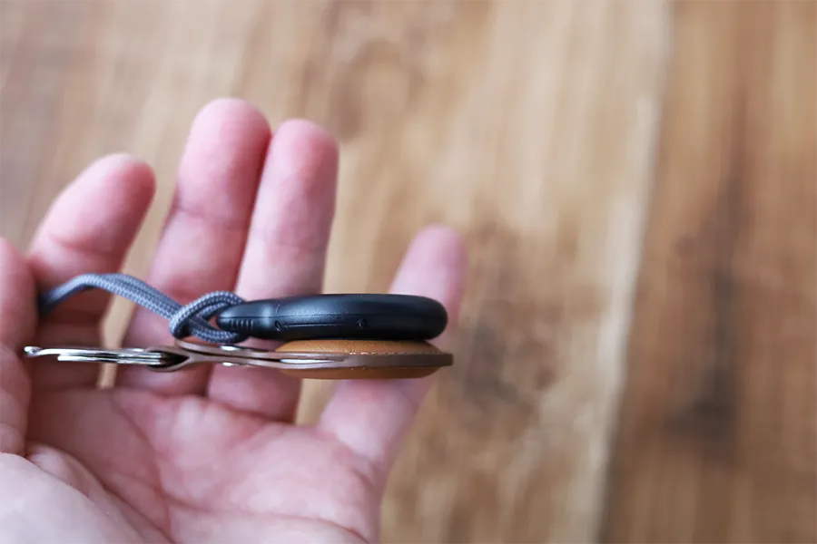 Apple純正AirTagレザーキーリングとBelkinのキーホルダーを比較