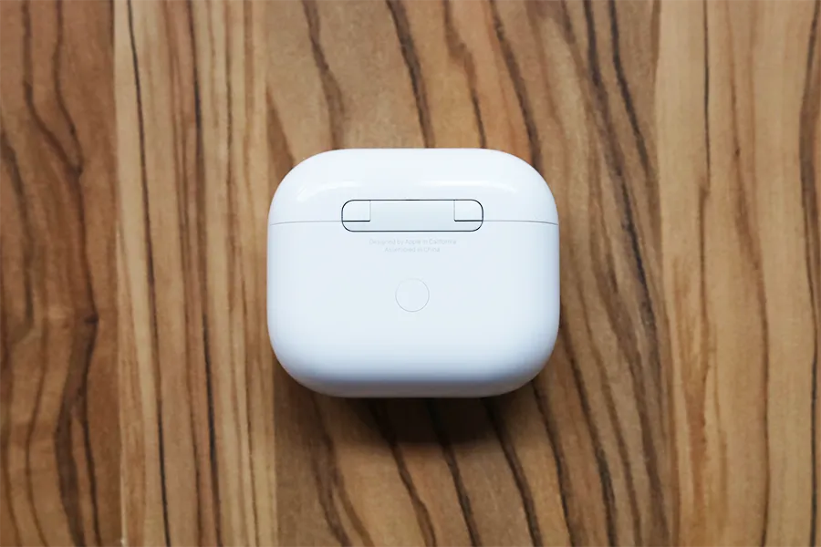 AirPods 3の中央にペアリングボタンあり