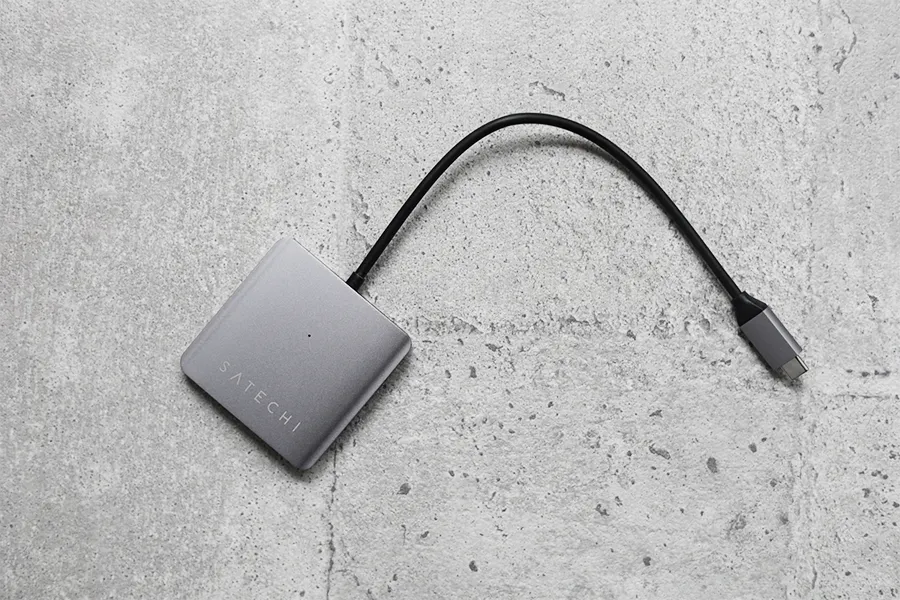 Satechi 4ポート USB-C データハブの本体上川