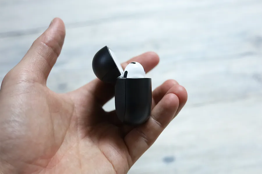 AirPods 3ケースのCaseologyきれいにフタが開く