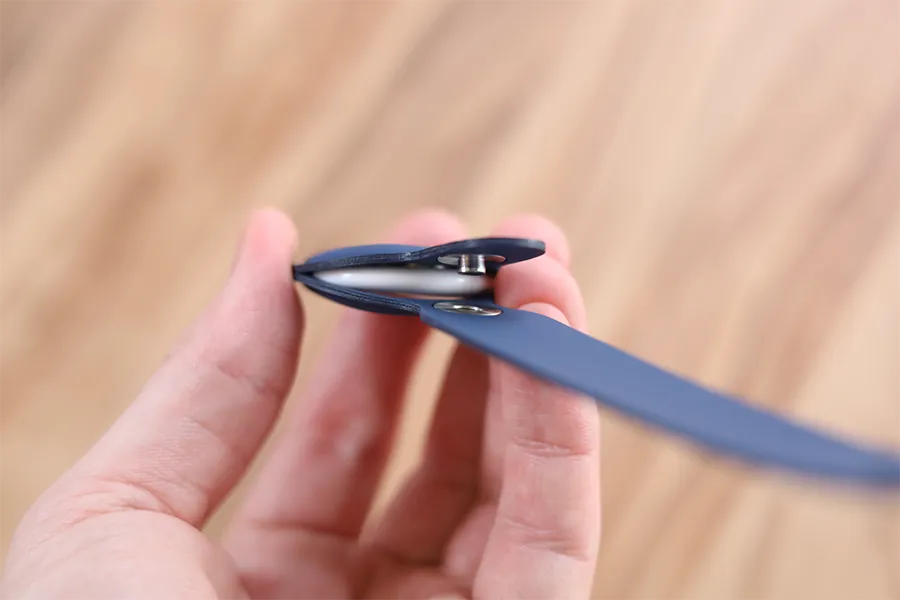 Apple純正 AirTag用『ループ』にAirTagを入れた状態