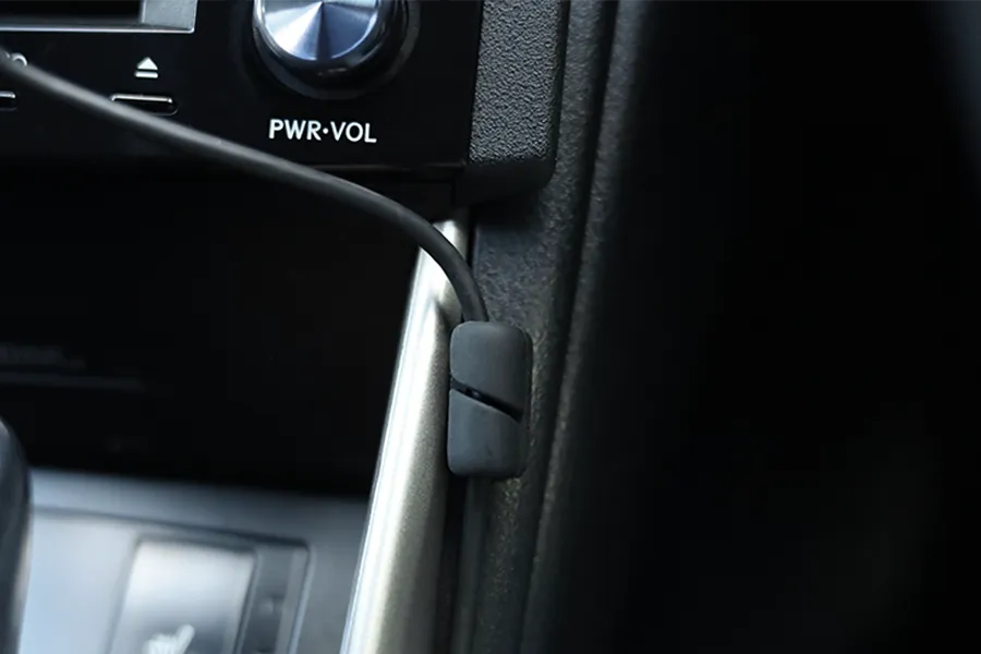 PITAKA MagEZ Car Mount Proのケーブルは2つの付属ゴムでキレイにできる