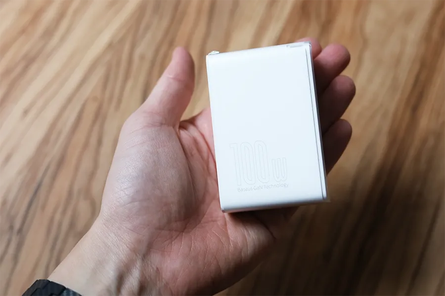 Baseus GaN2 Pro Quick Chargerの持った感じそこまで重たくない