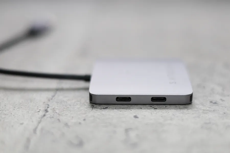 Satechi 4ポート USB-C データハブの左側のポート2つ