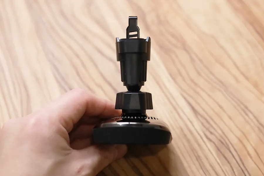 PITAKA MagEZ Car Mount Proの正面状態