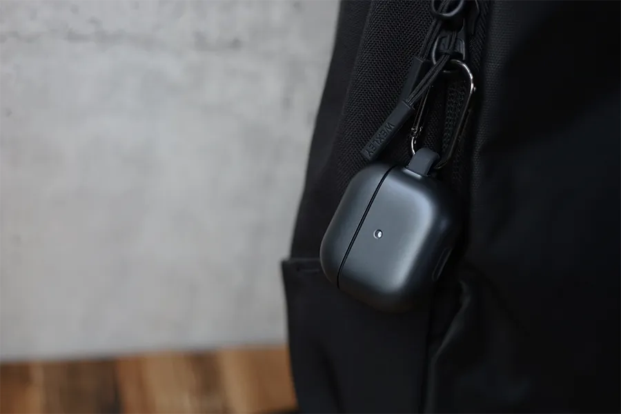 AirPods3のCaseologyはバッグにも装着できる
