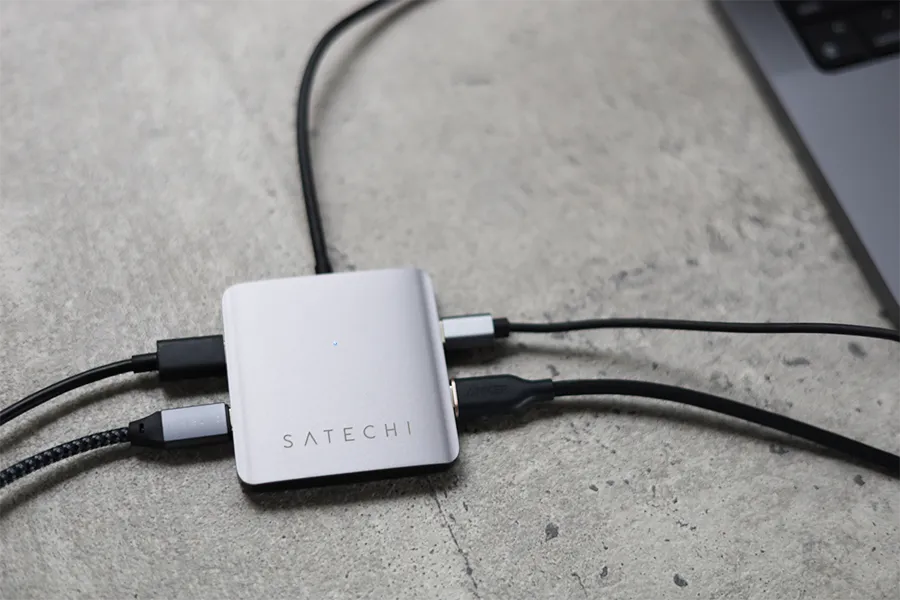 Satechi 4ポート USB-C データハブの4ポートを使用している状態