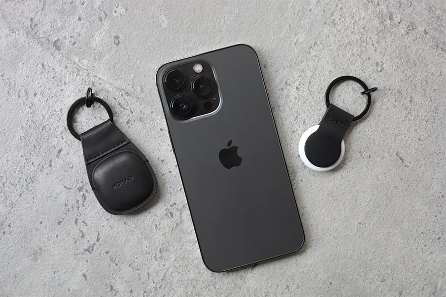 NOMAD AirTagレザーとiPhone13Pro
