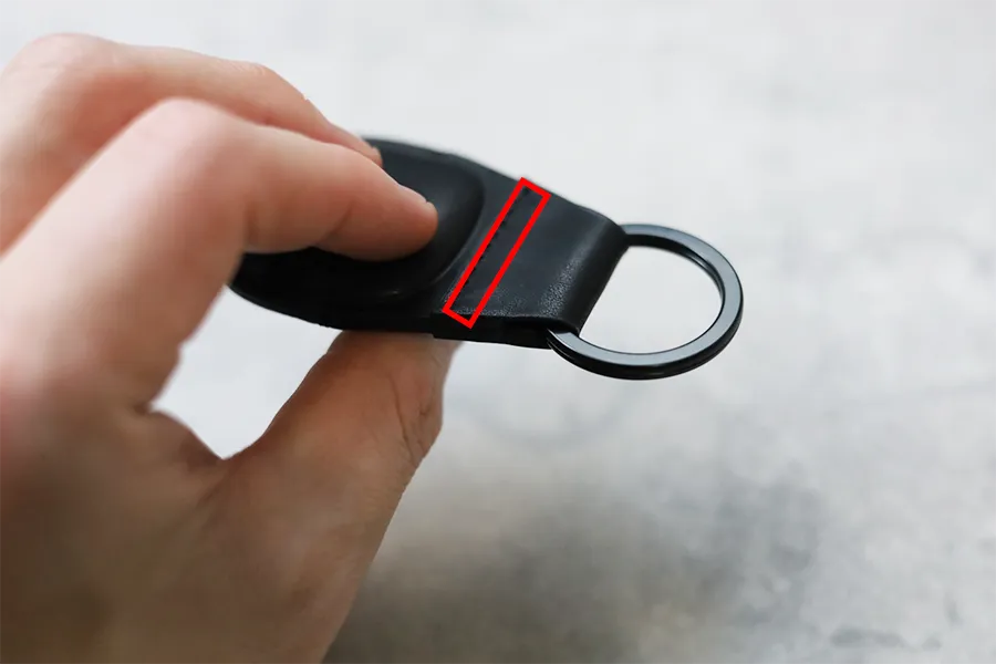 NOMAD AirTag レザー『キーチェイン』ケースの使用方法