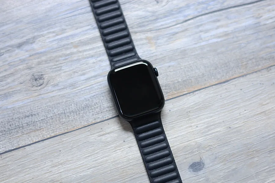Apple Watch 7本体とレザーループ