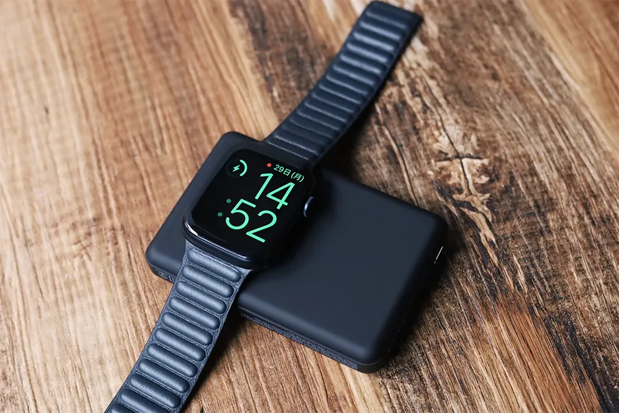 Anker 622 Magnetic Battery MagGo上でApple Watchを充電する