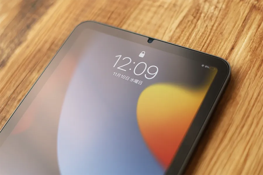 iPad mini 6のNIMASO保護フィルム(アンチグレア)の気泡を抜いた状態
