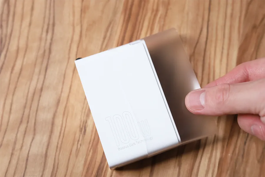 Baseus GaN2 Pro Quick Chargerのカバーを取ると白くなる