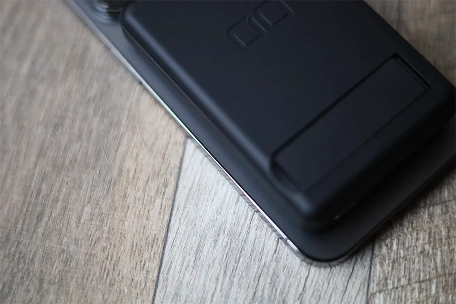 CIO-MB20W-5000-MASはiPhoneとの隙間が結構ある