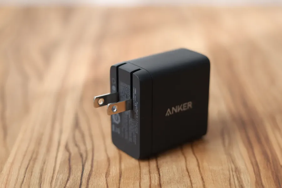 Anker PowerPort III 2-Port 65Wのプラグを出した状態