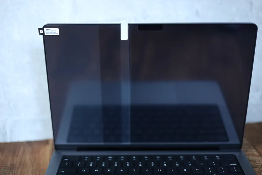 MacBook14インチのNIMASOアンチグレアフィルムの貼り付け途中の状態