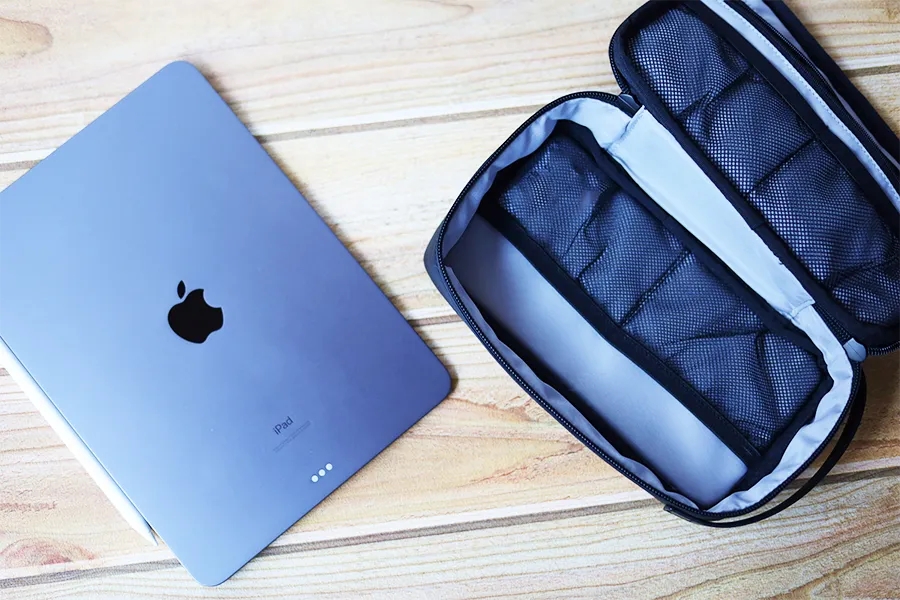 iPadとポーチ