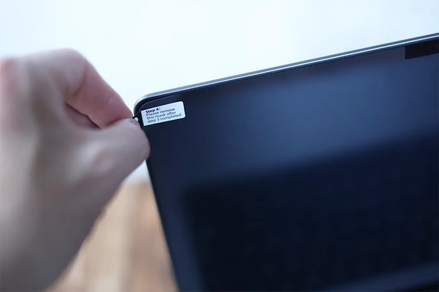 MacBook14インチのNIMASOアンチグレアフィルムは最後に左側からめくって完成